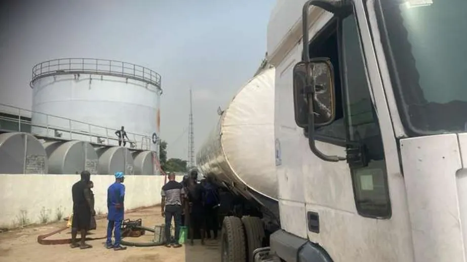 Tanker discharging at storage tanks, NNS Beecroft Lagos